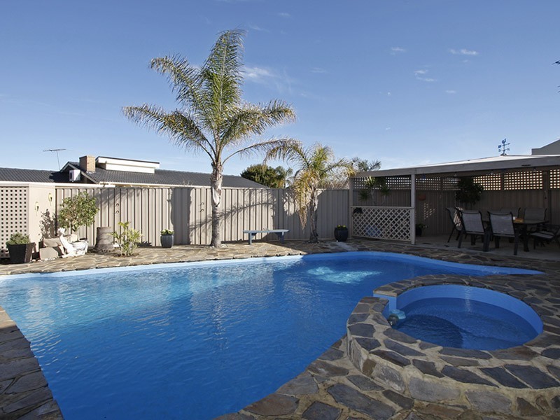 4 Illawarra Court, West Lakes Shore SA 5020